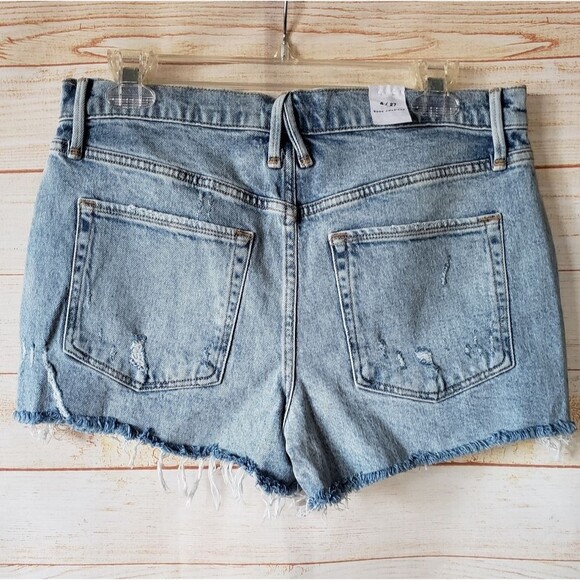Good American Distressed Frayed Denim Jean 5-Pocket Shorts in Indigo155 - Picture 3 of 7
